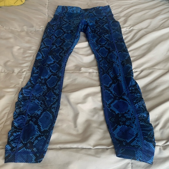 Size 2 Lululemon blue and black leggings barely worn pockets on both sides - Picture 1 of 4